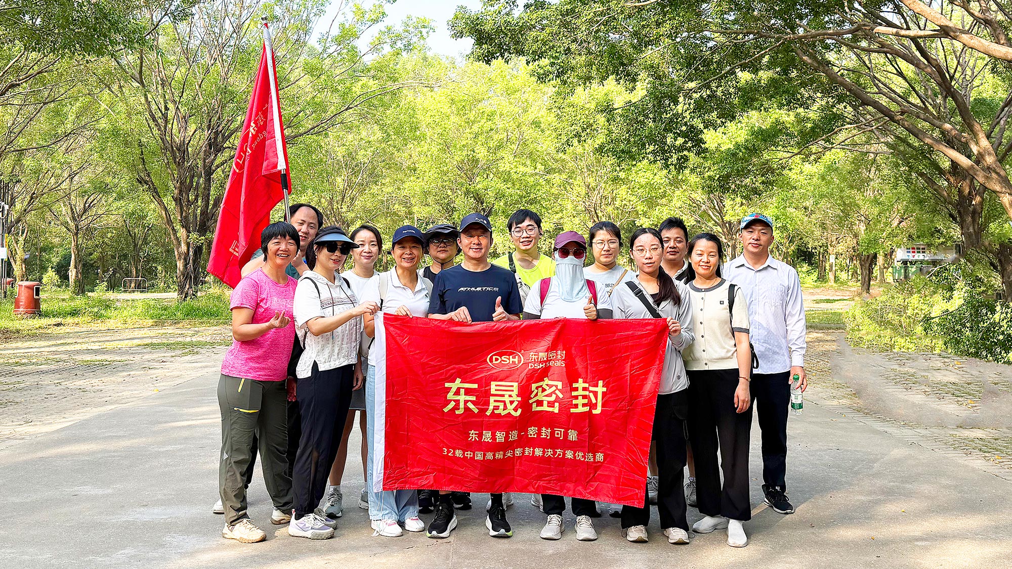 2025牛商爭霸圓滿收官暨：東晟“松山湖徒步·團隊聚餐”！