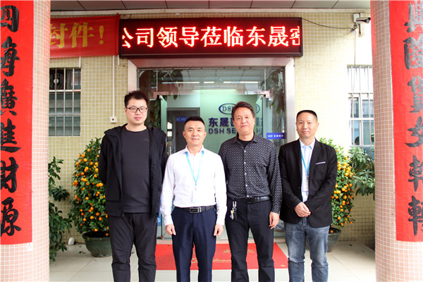 春風迎來喜鵲臨，東晟喜迎訪客來；