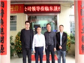 春風迎來喜鵲臨，東晟喜迎訪客來；